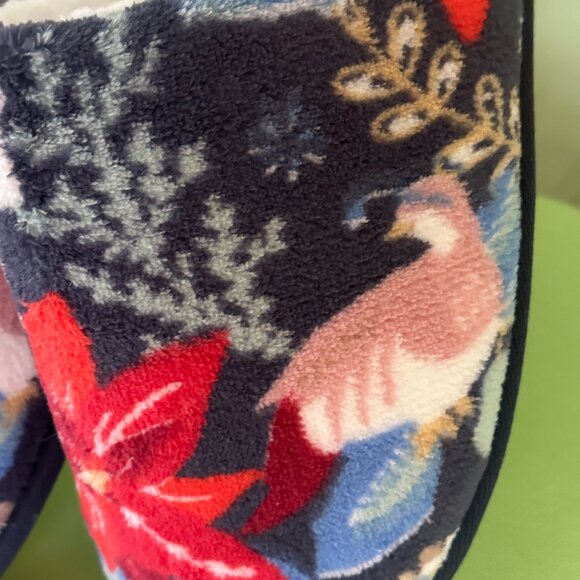 VERA BRADLEY SOFT FLEECE SLIPPERS:NWT WINTER FOREST  SIZE: LARGE - Picture 3 of 8